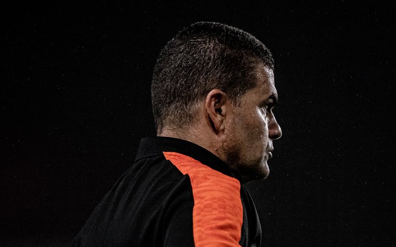 Diretoria do CRB demite Humberto Louzer do comando técnico do time