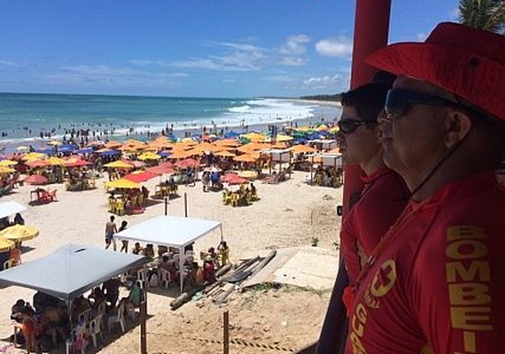 Duas pessoas são resgatadas do mar na Praia do Francês