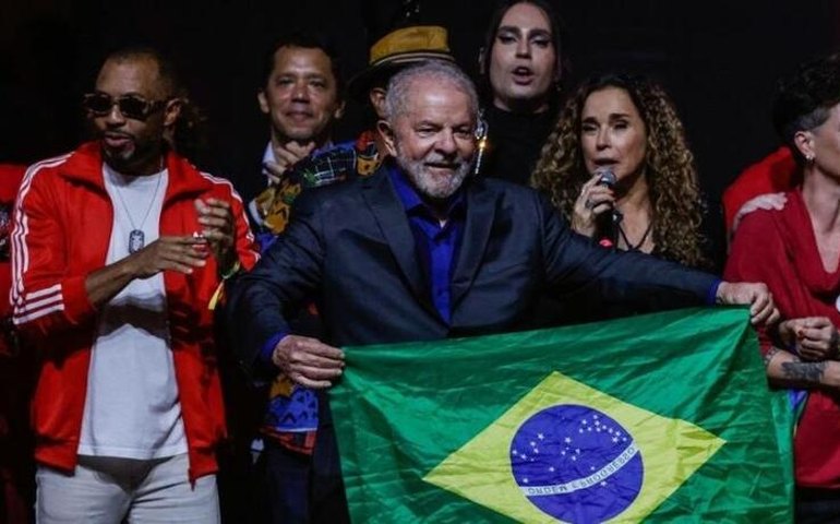 Na TV, Lula aposta na imagem da Bandeira do Brasil e prega contra abstenção