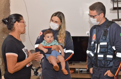 Socorristas reencontram família que buscou atendimento no Samu para salvar bebê que se engasgou
