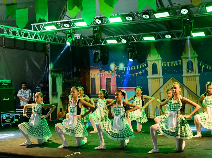 Espetáculo Junino de Ballet encanta público na Praça Castro Azevedo