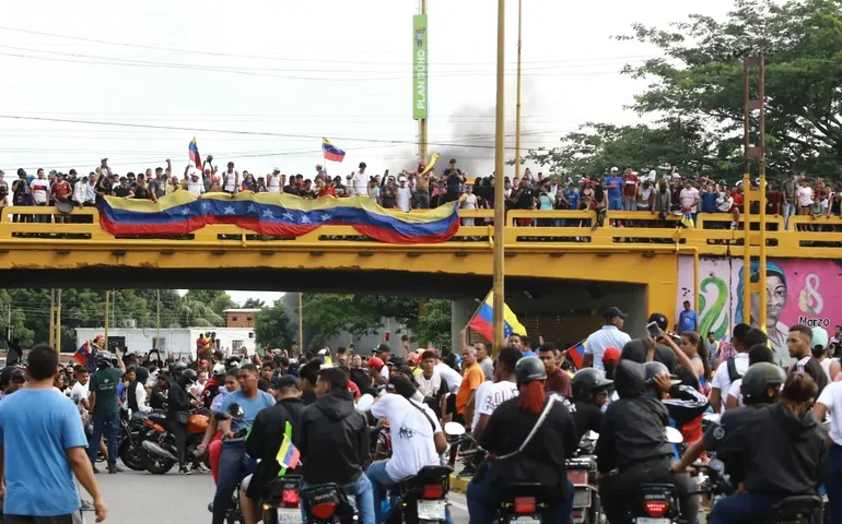 Eleição na Venezuela: Após mortes, Itamaraty pede que brasileiros evitem aglomerações no país 