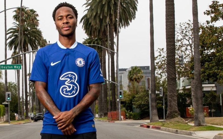 Chelsea oficializa contratação do atacante Sterling, ex-Manchester City