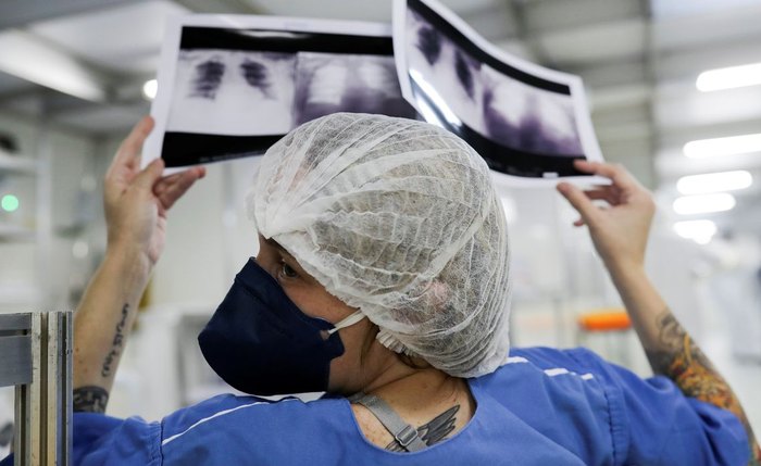 Europa e América do Norte enfrentam alta de casos simultaneamente ao avanço da variante Ômicron