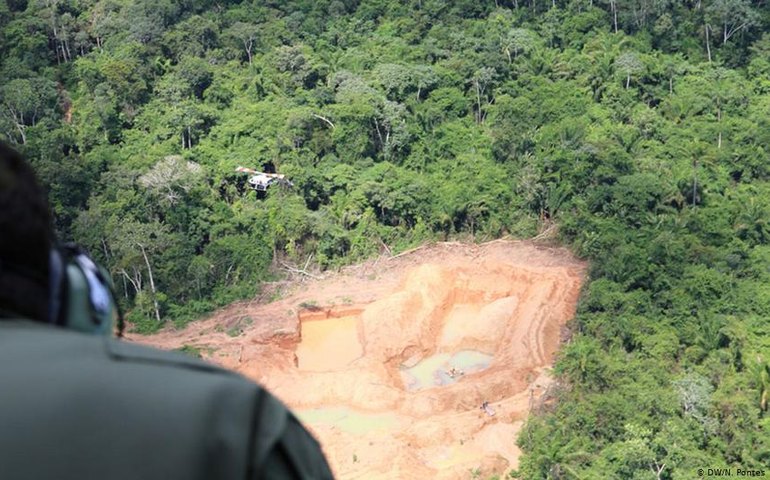 Bolsonaro assina projeto que permite mineração em terras indígenas