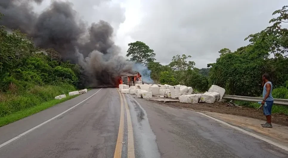 Caminhão tomba e pega fogo na BR-101 em Sergipe / Foto: Foto: PRF/SE