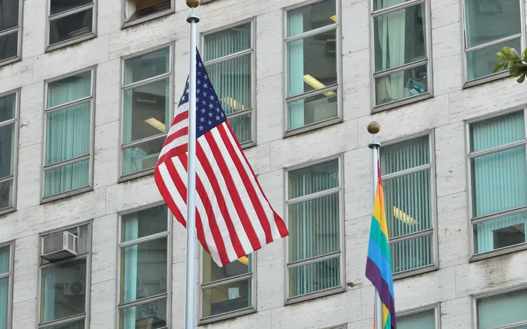 Estado de emergência: casa explode, inicia incêndio e deixa um morto em Nova York