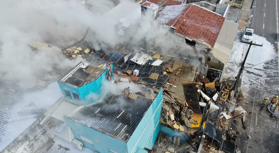 Prédio comercial pega fogo e desaba durante incêndio em Aracaju / Foto: Foto: SSP/SE