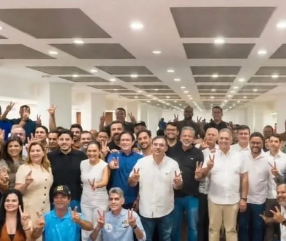 Arthur Lira declara apoio a Flávio Bolsonaro enquanto mantém aliados em órgãos do governo Lula