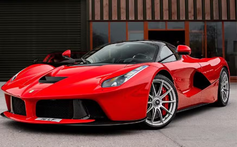 Ferrari é flagrada a 201 km/h em rodovia no interior de SP