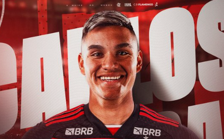 Flamengo anuncia a contratação do meia argentino Carlos Alcaraz