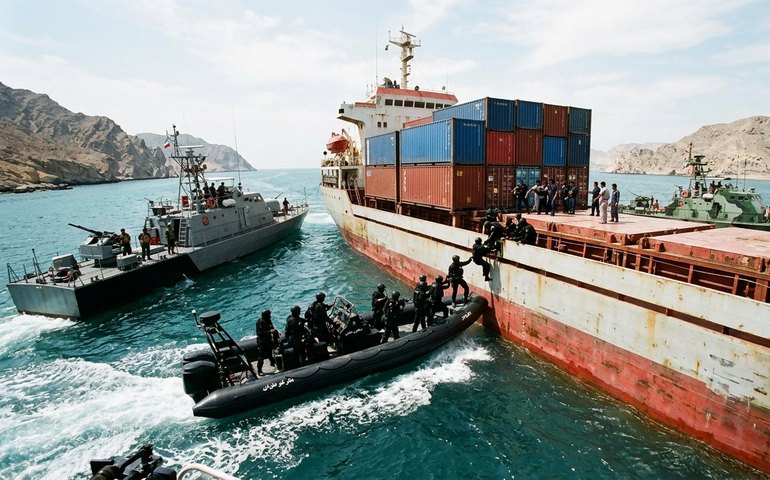 Irã divulga vídeo da apreensão de cargueiros que violaram bloqueio no estreito de Ormuz