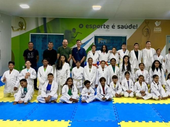 Prefeitura entrega novos kimonos a alunos do Projeto de Judô de Campo Alegre para suas atividades