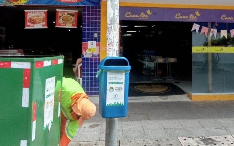 Centro da cidade recebe novas papeleiras