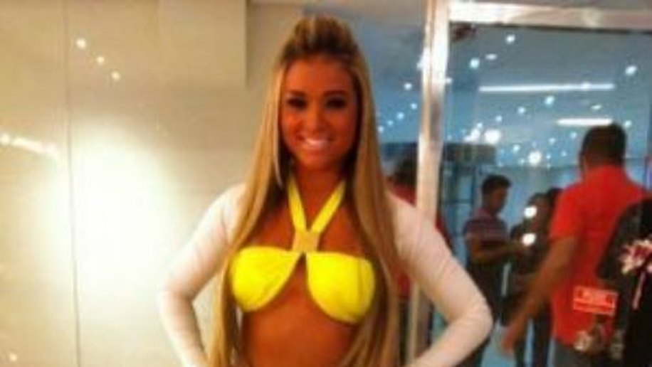 Nova Panicat, Aryane mostra biquíni amarelo no Twitter, antes de programa