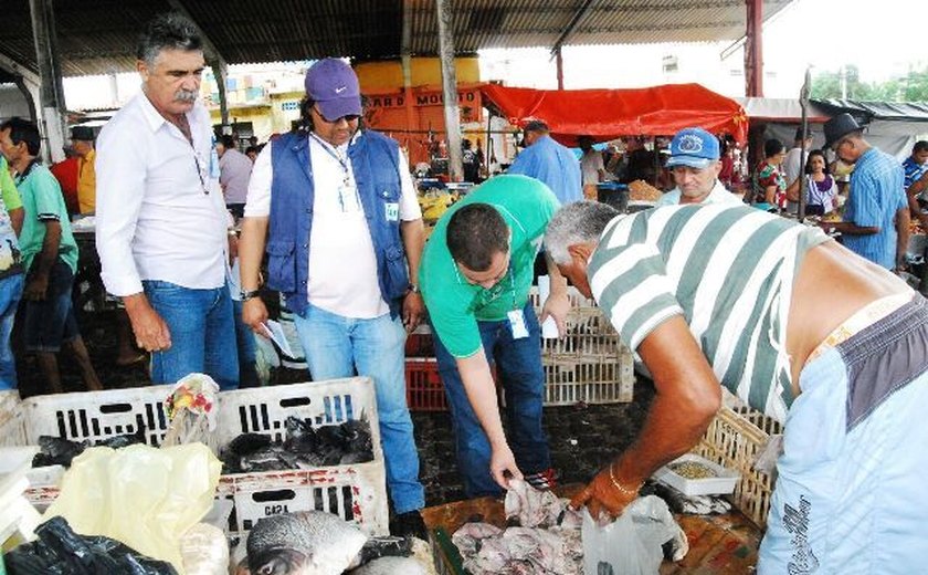 Vigilância Sanitária fiscaliza venda de pescado na feira livre de Palmeira dos Índios