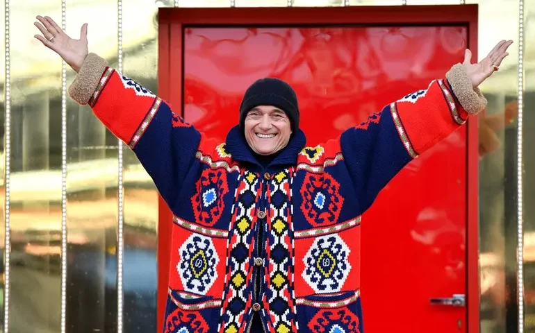 Ex-participante do 'Big Brother' Itália denuncia ex-apresentador do reality