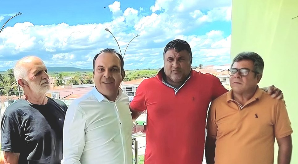 Franscisco Sales ao lado de apoiadores. Fonte: Assessoria