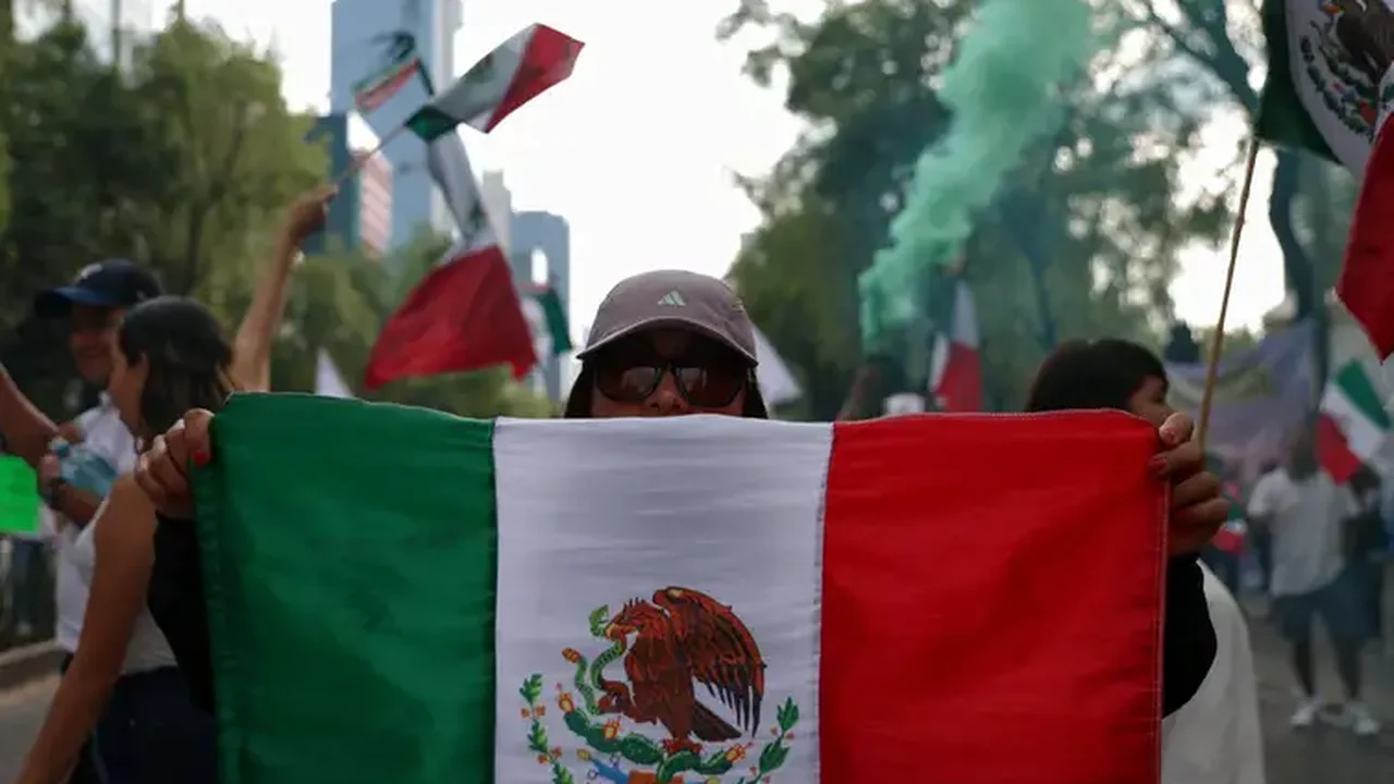 Senado do México aprova termos gerais da reforma judicial de Obrador, apesar de protestos