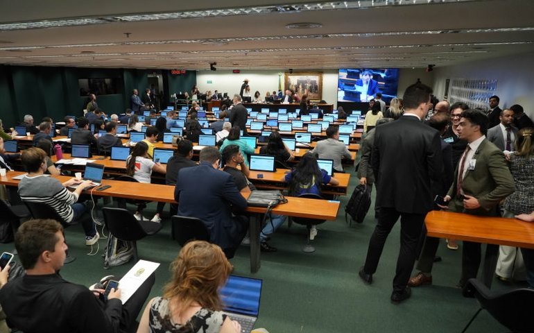 CCJ abre sessão pública para decidir sobre prisão de Bacellar; afastamento será analisado pelo STF