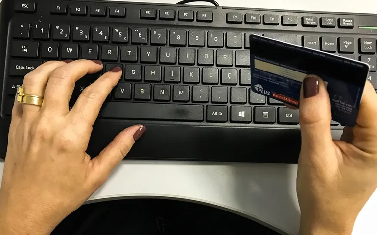 IOF sobre compras com cartão de crédito no exterior cai para 3,38% neste ano