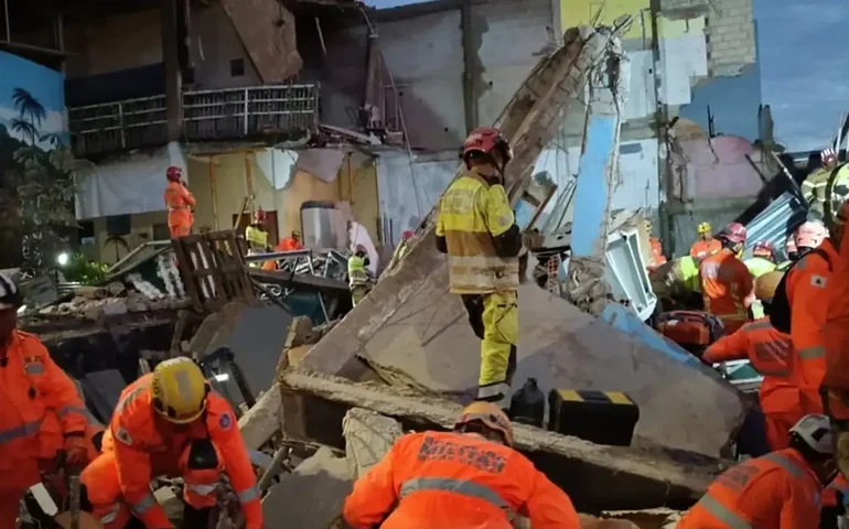 Bombeiros resgatam última vítima de escombros de lar de idosos em MG
