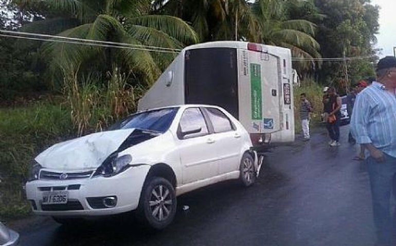 Mãe e filho ficam feridos em acidente envolvendo ambulância cidadã