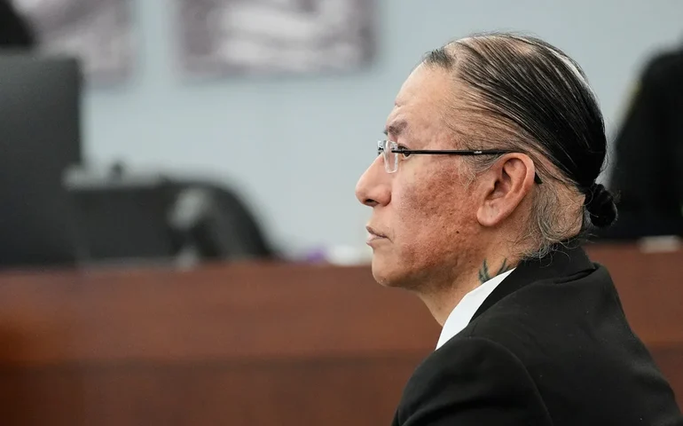 As declarações iniciais começam no julgamento de agressão sexual do ator de 'Dança Com Lobos', Nathan Chasing Horse