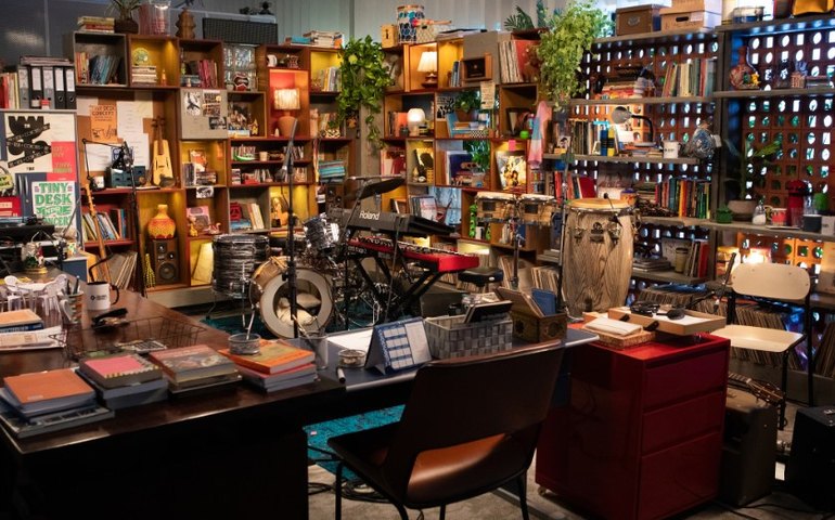 Tiny Desk Brasil convida Céu em comemoração aos 20 anos de carreira da cantora