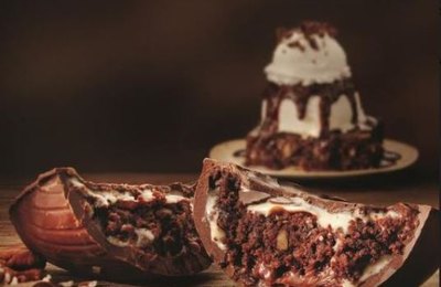 Outback traz de volta seu ovo de chocolate recheado com famoso brownie 