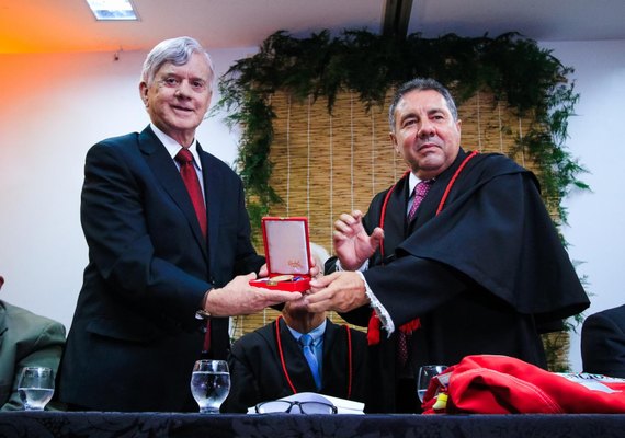 Klever Loureiro é agraciado com medalha mérito do MPAL