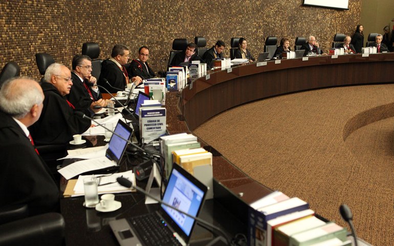 Pleno acata desaforamento de júri popular do pai de Eloá