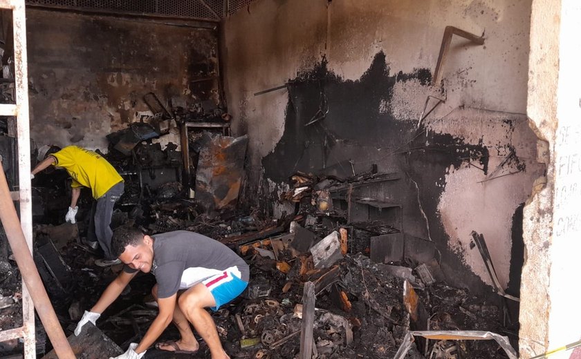 Lojas no antigo Ceasa são destruídas por incêndio em Maceió