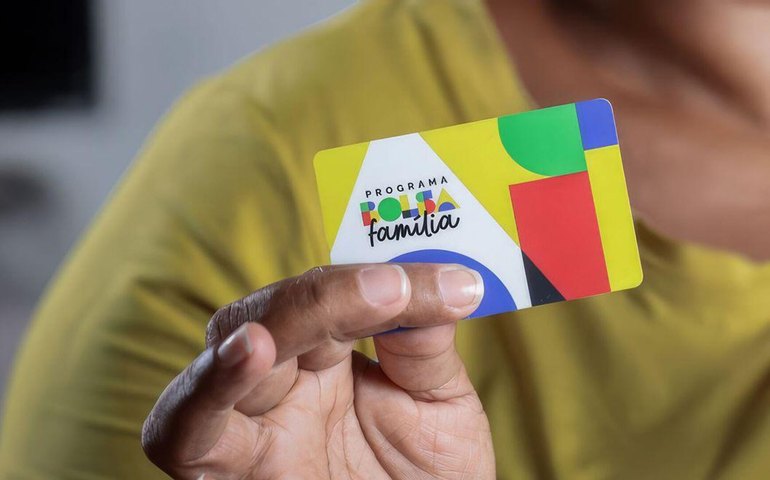 Mais de 1,3 milhão de famílias deixaram Bolsa Família em 2024 após melhorar a renda, afirma governo
