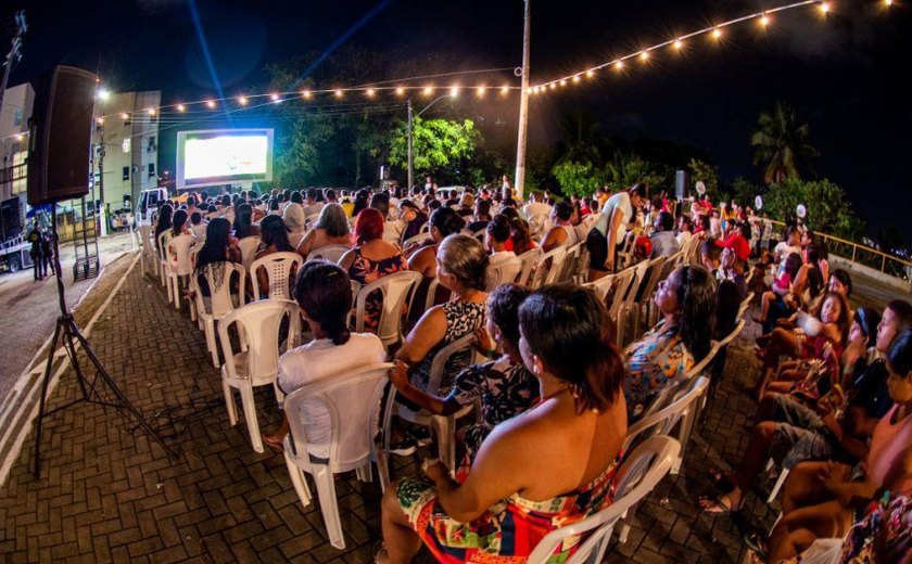 Prefeitura levou cinema itinerante para mais quatro bairros da capital