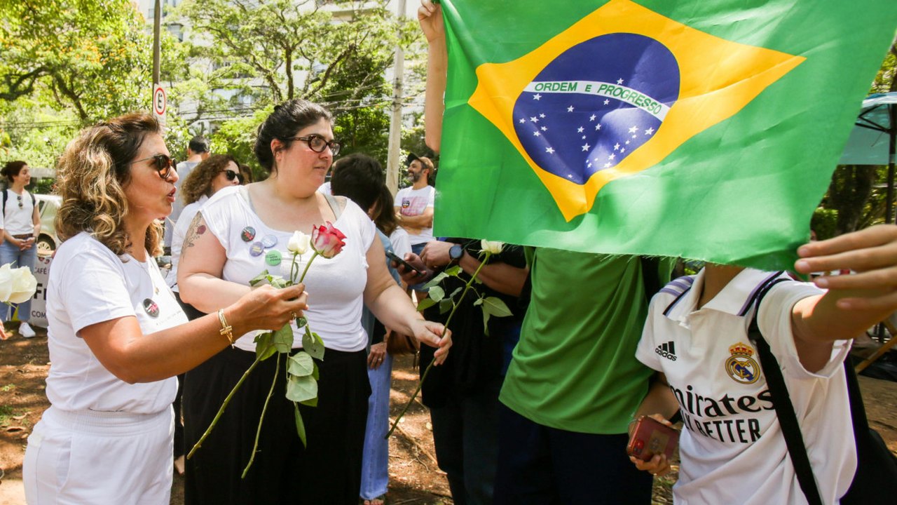 Ato em apoio a Lula de pais do Santa Cruz distribui rosas, mas polêmica continua