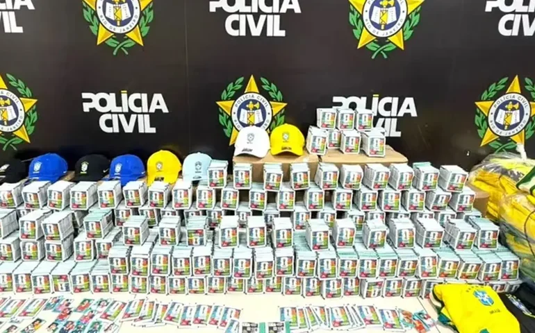 Polícia apreende mais de 200 mil figurinhas falsificadas da Copa no RJ
