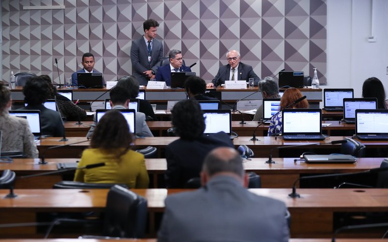 Debatedores defendem Bolsa Família como primeiro passo para assegurar direito à renda mínima incondicional