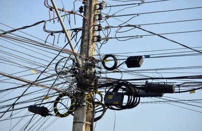 Equatorial realiza ação de reordenamento de cabos das empresas de telecomunicações em Arapiraca