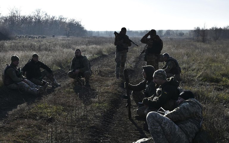 Feridos morriam sem socorro e não havia equipes de evacuação, relata soldado ucraniano