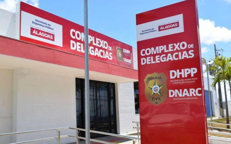 Delegacia de Homicídios divulga imagens de crime onde três pessoas morreram no Feitosa