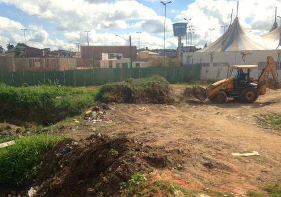 Município de Arapiraca continua limpeza de canais no Bosque das Arapiracas