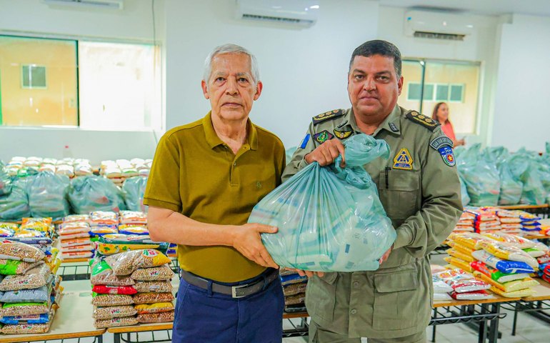 PM distribui 1,5 tonelada de alimentos arrecadados durante vendas de abadás do Bloco Vulcão