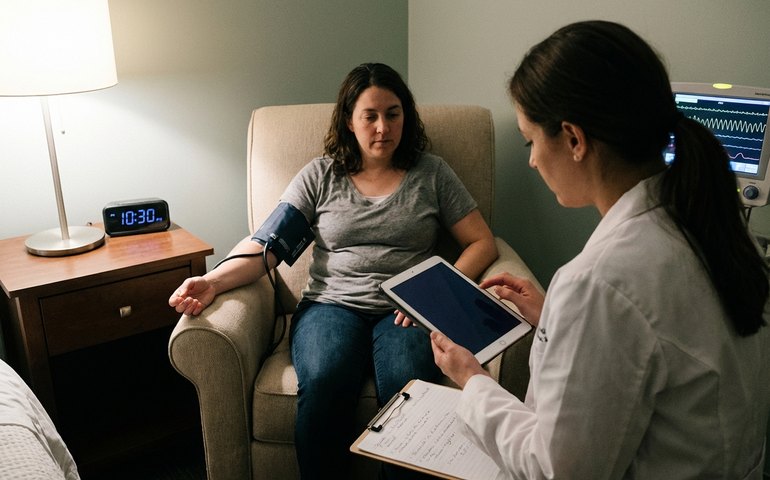 Dormir no mesmo horário todos os dias pode reduzir a pressão arterial, aponta estudo