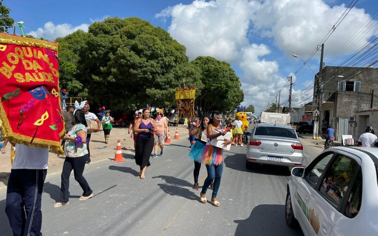 Mascote do Pinto da Madrugada participa de ação com usuários da Saúde na parte alta da cidade