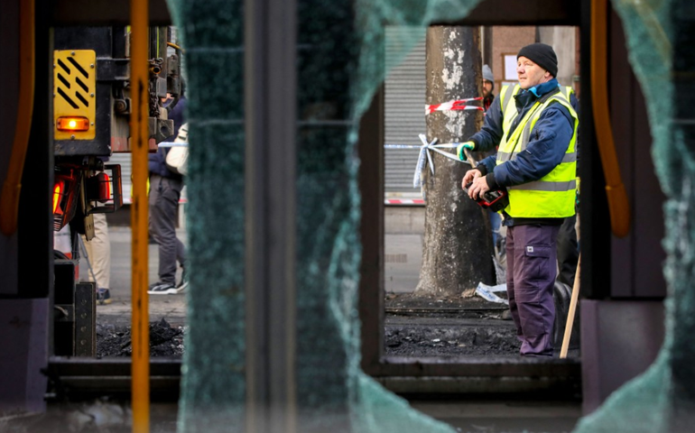 Ao menos 34 são detidos durante protestos de grupo anti-imigrantes na Irlanda