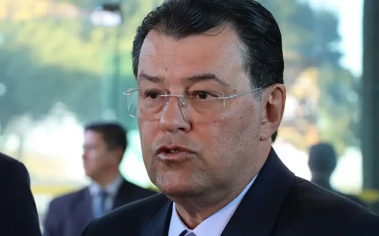 Eduardo Braga indica possível desoneração fiscal para baterias em MP do setor elétrico