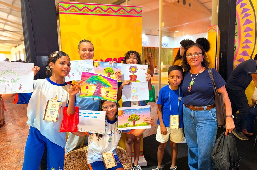 Crianças dão vida aos próprios desenhos com ajuda de IA na Bienal do Livro