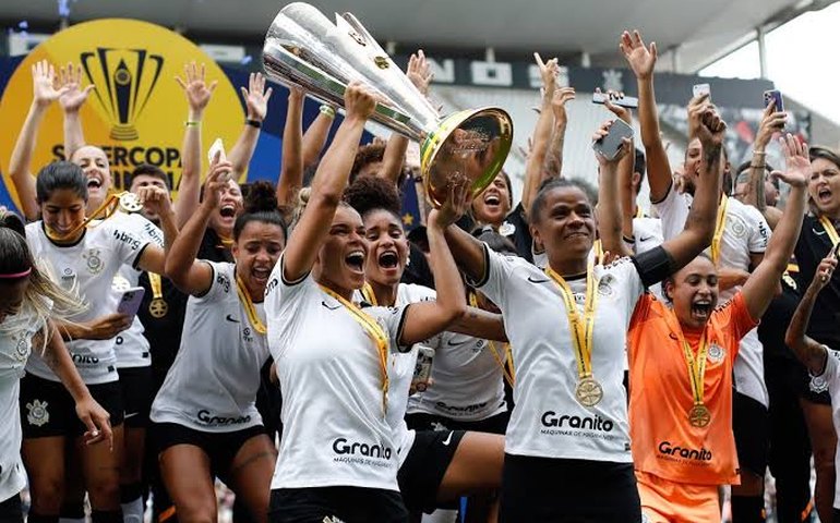 Corinthians goleia o Flamengo e garante o bicampeonato da Supercopa feminina