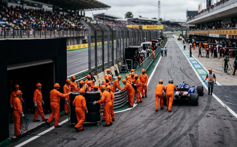 FIA economiza quase R$ 80 milhões por temporada com voluntários na Fórmula 1, aponta estudo
